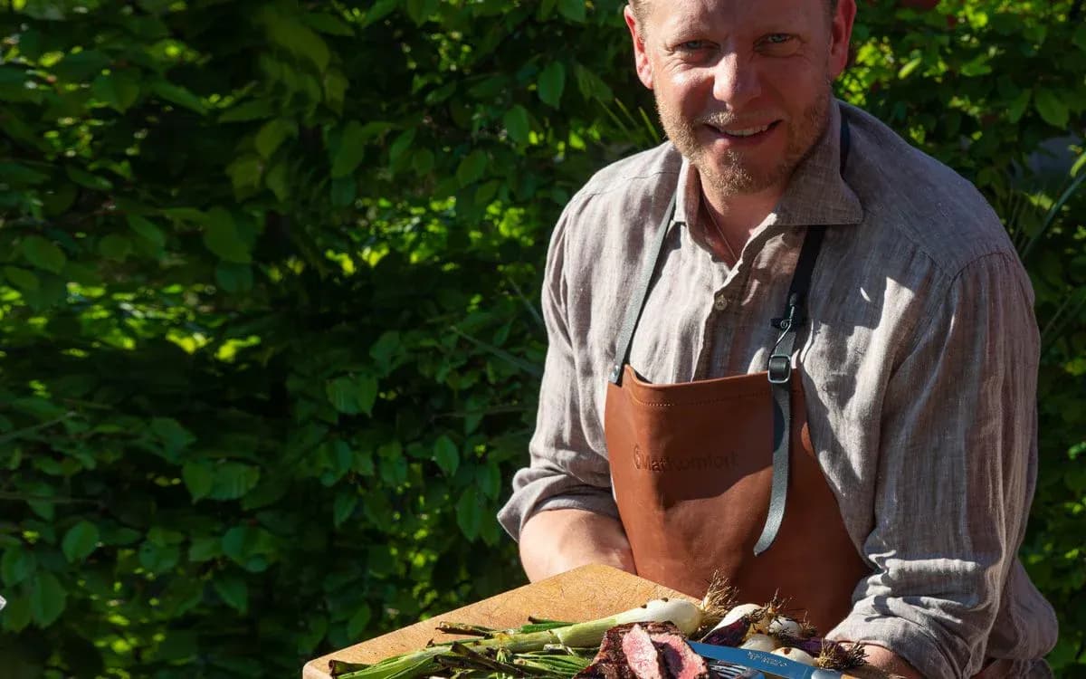 Henrik med midsommarmat