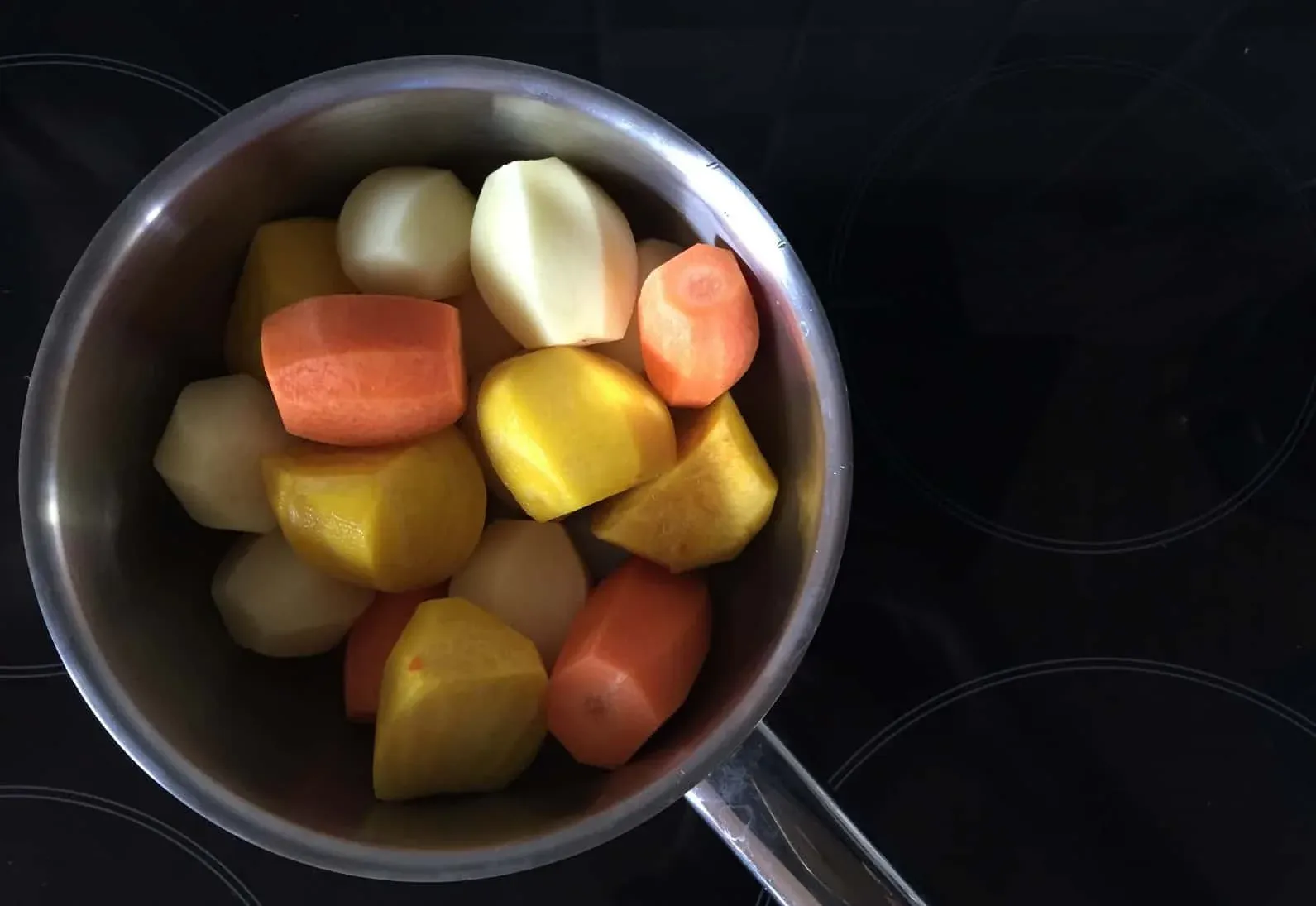 Kokt potatis med rotsaker